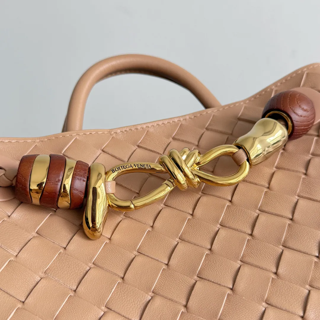 The new Andiamo batch of 3060 BV is shipped‼ ️The classic intercciato weaving process is used to create a soft bag, the metal knot is made of micro-cast aluminum using jewelry technology🪢, and the decorative beads are made of metal and hand-polished oak, allowing you to jump repeatedly between elegance and fun💃, making it unpredictable. Classic and versatile, it shows off your temperament, and the bag has a large capacity, making it very convenient for daily commuting! It has a variety of carrying methods, the shoulder straps can be adjusted by yourself, the original lambskin feels soft and delicate, and the unisex style breaks gender boundaries and brings a more practical and long-lasting use experience. The Andiamo, which has both elegant and casual styles, perfectly interprets the "fashionable old money style". Style number: 743568+wood hardware Color: new light brown Size: 25*22*10.5cm